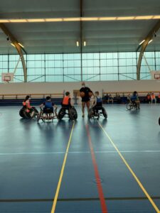 Simulation d'un match de basket fauteuil lors d'une sensibilisation au handisport